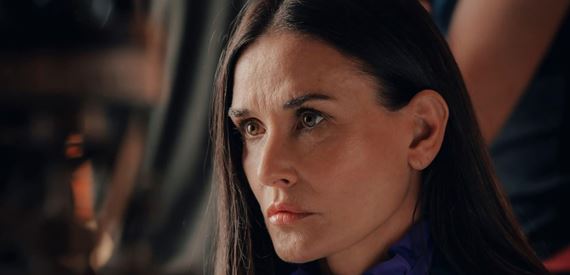 Substancia je pastišom mnohých diel aj tvorcov. Je satirou priemyslu, ale aj body horor žánru