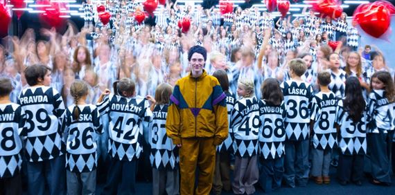 Ameriknka je nekompromisn film. Vo svojom formlnom uchopen, narcie aj vyznen