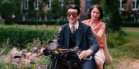 Nádhera života nie je typickým životopisným filmom. Je to predovšetkým príbeh o láske a nádeji v čase neistôt a utrpenia