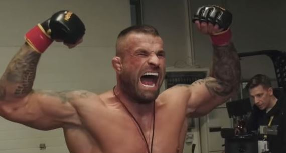 Karlos ponka fanikom MMA a excentrickej celebrity strviten zkulisn servis. To je tak vetko