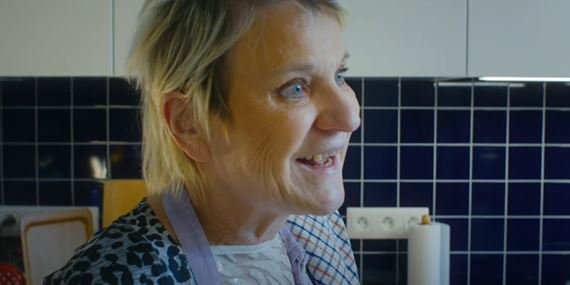 Prila v noci je odvnym debutom, ktor sa neboj kopn do zabetnovanch nrovch filmovch vzorcov