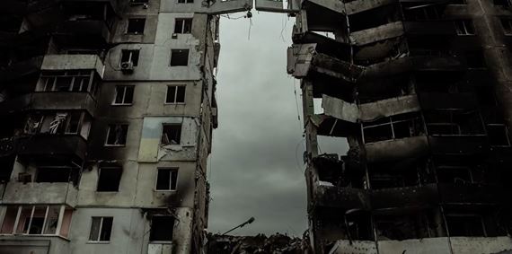 Mir nam - silná atmosféra budovaná cez dramaturgiu, zvuk aj obraz