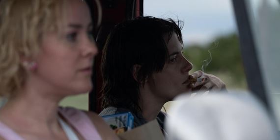 Krv na perách - čo sa stane ak spojíte Thelmu a Louisu s Hulkom?