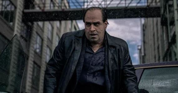 Skvelé obsadenie, psychologická komplexnosť, noirové, ale zároveň realistické spracovanie Gothamu