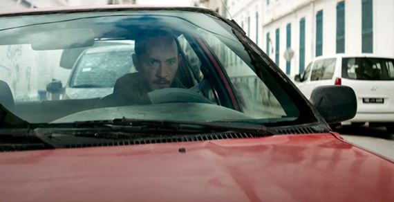 Za horami - originlny prbeh, ktor osobn revoltu voi konvencim prepja s mgiou a absurdnom