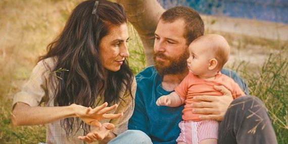 Počuješ ma? je v prvom rade najmä príbehom lásky v nedokonalom svete, v ktorom sa ľudia nevzdávajú