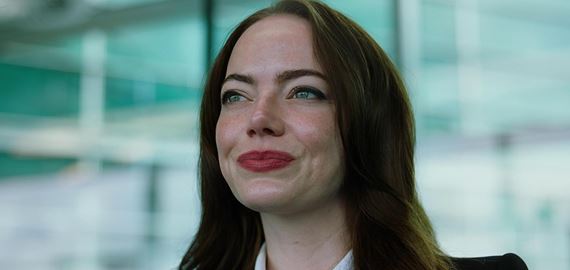 Yorgos Lanthimos vo filme Bugonia intenzitou megafónu odkazuje: Neverte bullshitom!