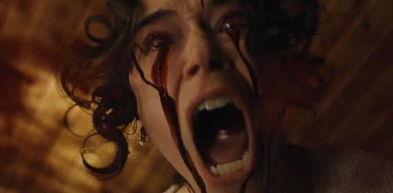 Opica sa snaží do kín vrátiť nízky žáner béčkových hororových komédií, ktoré nakrúcali Peter Jackson a Sam Raimi