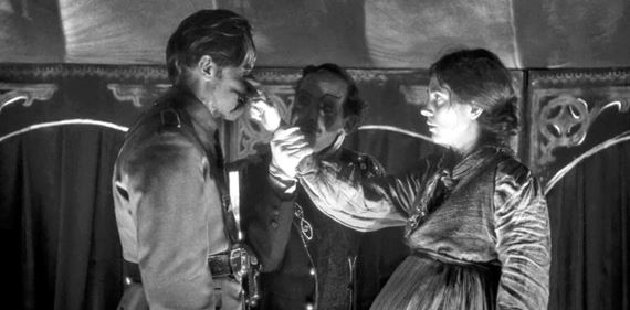 Dievča s ihlou je precízne utkanou sociálnou drámou v dobových kulisách so sugestívnym presahom do hororu