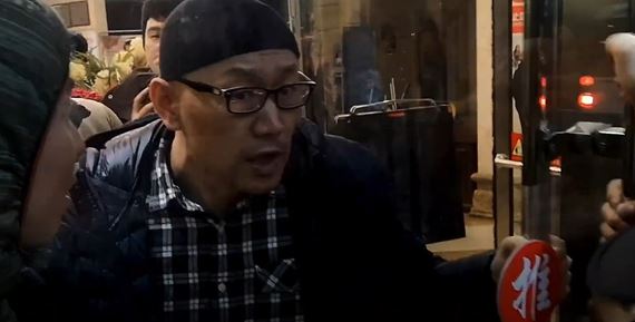 Január 2020. Filmový štáb sa schádza blízko neslávne slávneho čínskeho Wu-chanu a vzniká Nedokončený film