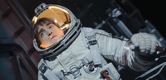 Mickey 17 - kanonáda zaujímavých a dôležitých tém a korčuľovanie medzi originalitou a vkusnosťou