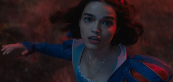 Snehulienka je uťahaný Disneyho remake, ale nie najhorší film roka