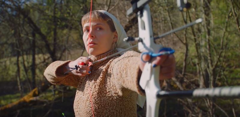 Snímka Vtedy v lese v určitých aspektoch pripomína minuloročný dokument Sestry z dymovej sauny