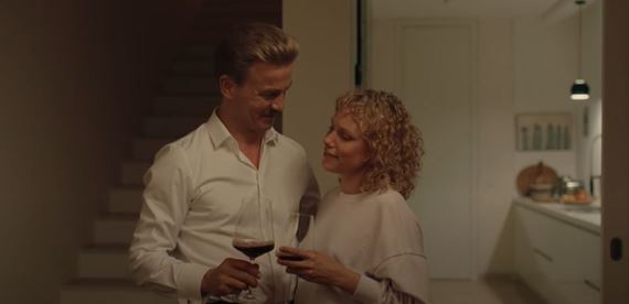 Priate na prenjom, nemeck verzia prbehov a formy Yorgosa Lanthimosa prjemne prekvapila