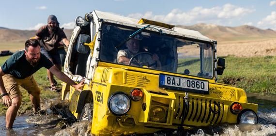 Dokument Žltou žabou do zeme modrého neba je klasickým cestopisom televízneho strihu so všetkými plusmi a mínusmi