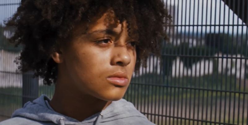 Andrea Arnold sa vracia k autobiografickému motívu „keď deti majú deti“ vo výbornom filme Bird