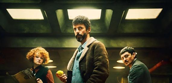 Britská séria Dept. Q prináša to, čo sa z filmovej verzie vytratilo: hereckú chémiu, humor a mrazivú atmosféru