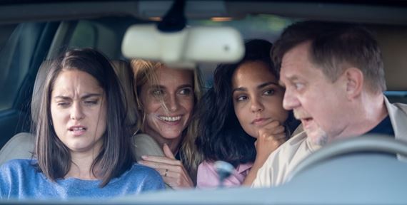 Pod parou - loklna ensk verzia dnskeho Chlastu vyznieva neraz inak