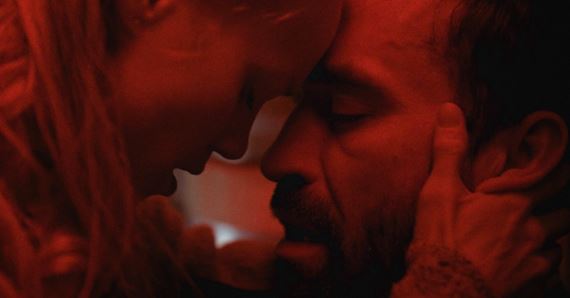 Otec je vybiovan emocionlna drma ostratch aivote po nich
