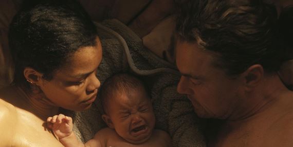 Jedna bitka za druhou sa začína ako drsný triler a postupne na seba nabaľuje vrstvy šialenej fyzickej grotesky...