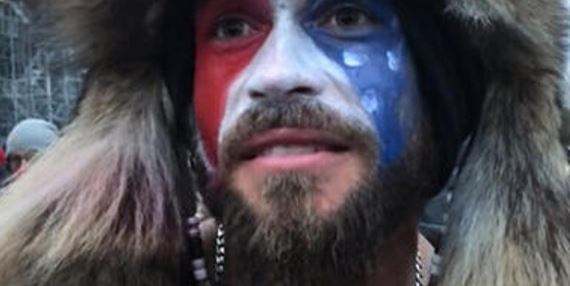 Netradičná dokumentárna jednohubka Kapitol vs. Kapitol, prichádza do vybraných klubových kín v správnom čase