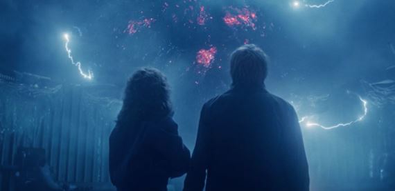 Stranger Things sa lúči spôsobom, ktorý asi uspokojí väčšinu divákov, aj keď niektorých mohol zasiahnuť silnejšie a prekvapivejšie