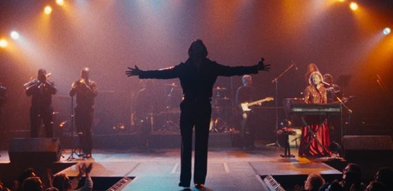 Smutný song je dráma o nadšencoch Neila Diamonda a ranách osudu