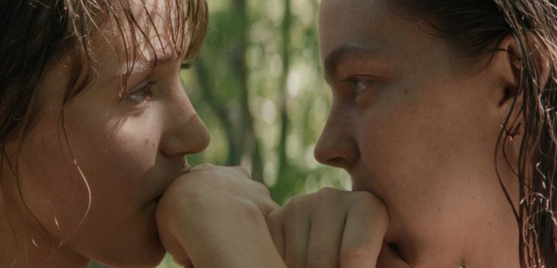 Čo ti je dievča? neponúka revolučné riešenia na problémy vzťahov, ale sústredene sa pohráva s témou dospievania