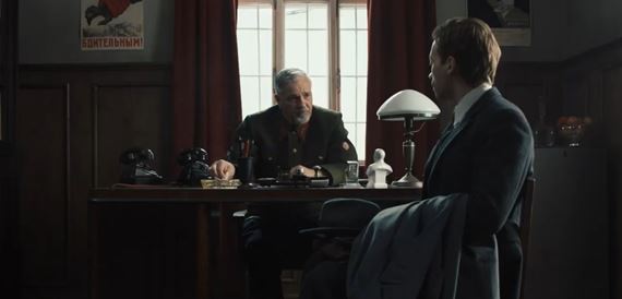 Dvaja prokur�tori s� nepr�jemnou, komornou konverza�nou dr�mou o�boji jednotlivca proti syst�mu