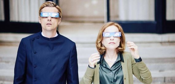 Hoci film Najbohatšia žena na svete pripomína projekt pre stream, skvelý výkon Isabelle Huppert tento pocit dokáže prekonať