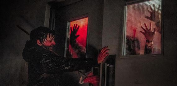 Nový Resident Evil - Zach Cregger úspešne lavíruje medzi napínavými momentmi, očakávanými situáciami čiernym humorom