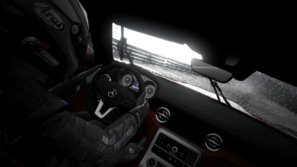 Gran Turismo 5 Jazda v daždi patrí k neopakovateľným zážitkom, z kokpitu sa dajú ovládať stierače aj svetlá.