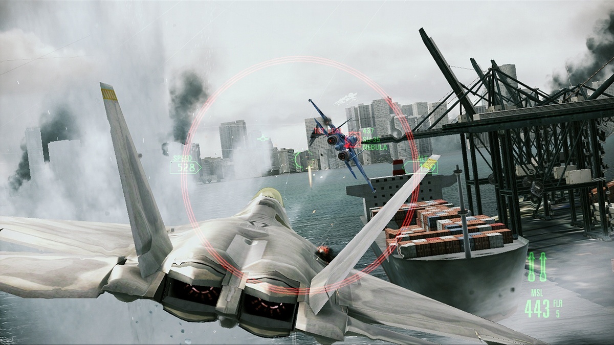 Ace Combat: Assault Horizon Prácu kamery sledujúcej lietadlo treba oceniť, mení uhly, aj ohniskovú vzdialenosť, no nespôsobuje závrat.