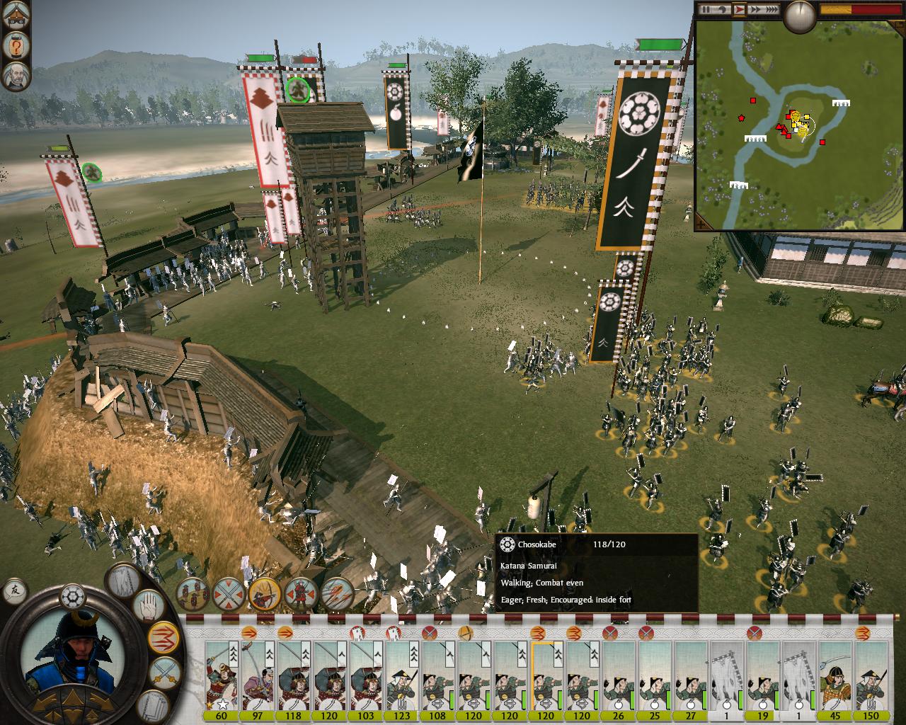 Total War: Shogun 2 Vojaci pri dobýjaní preliezajú múry opevnení.