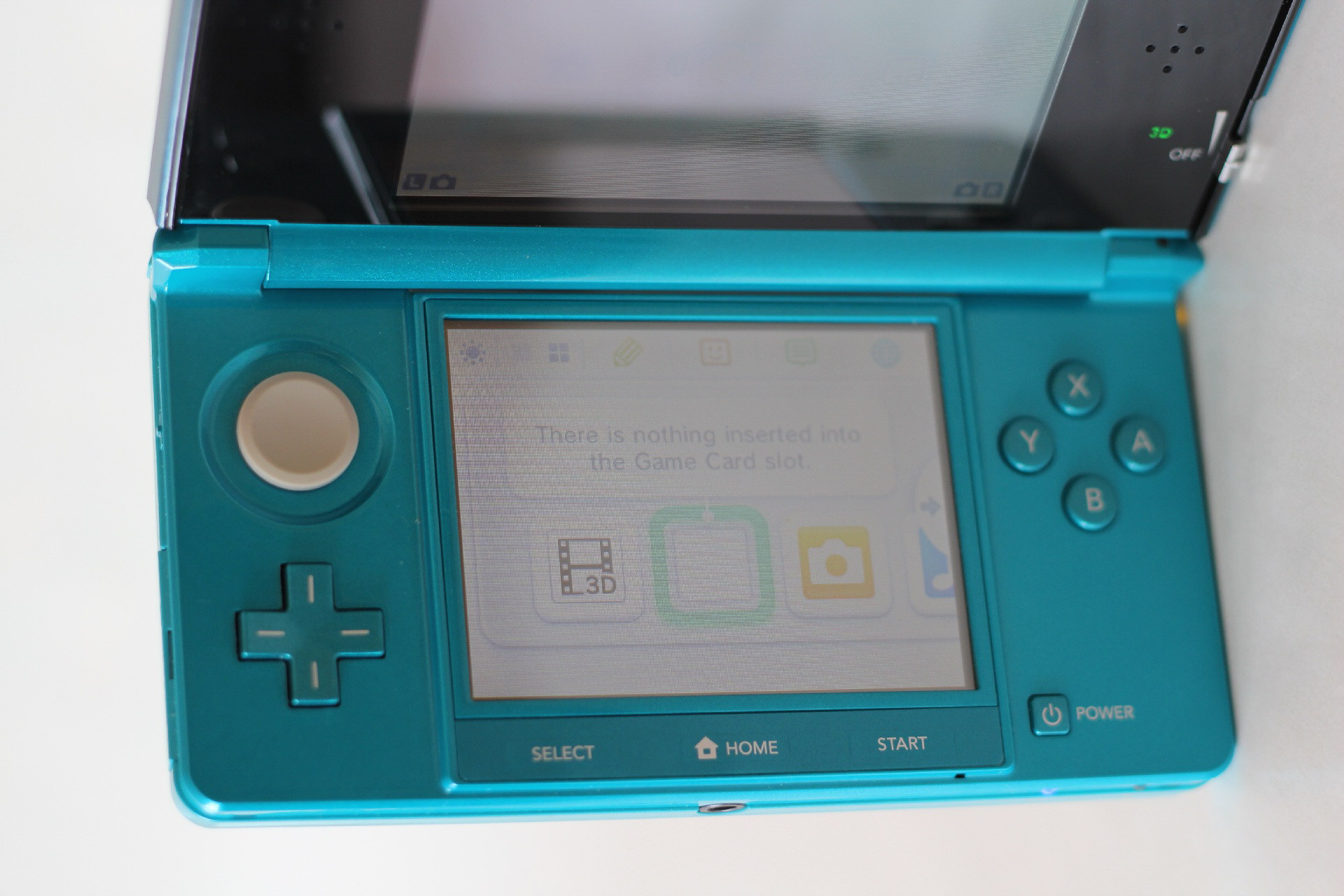 Predstavujeme: Nintendo 3DS Tlatka Start, Select a Home s zapusten do obruby touchscreenu.