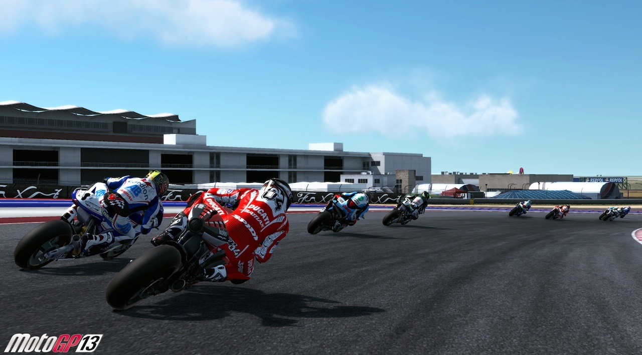 MotoGP 13 Animcie pohybov jazdcov na motorke vyzeraj dobre, no ak letia vzduchom, ruikami a noikami nerozhadzuj. koda.
