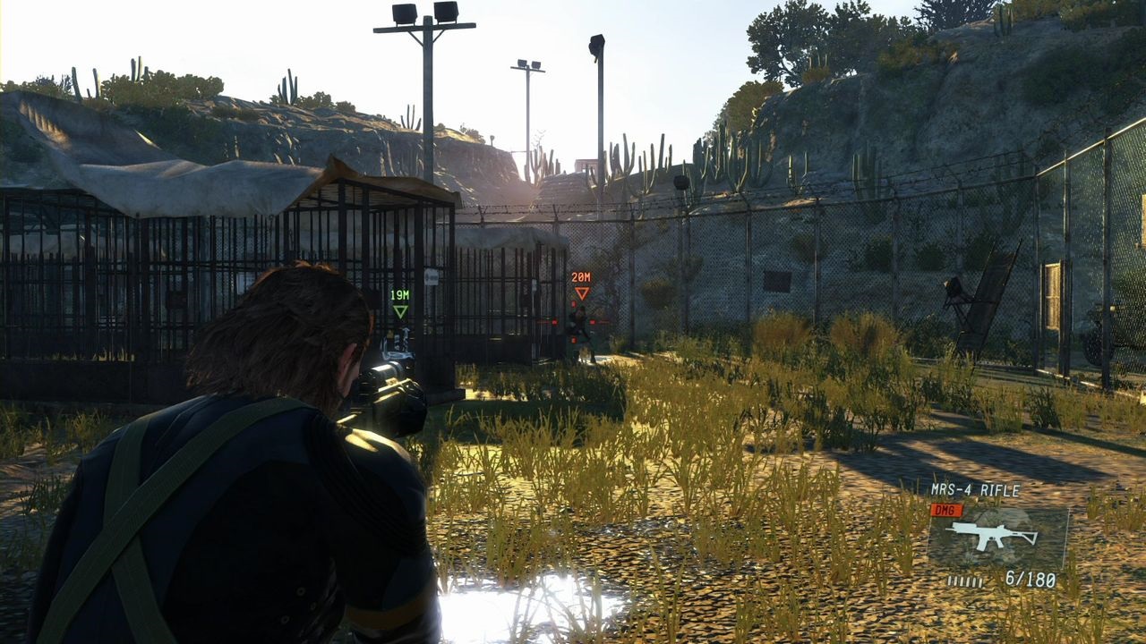 Metal Gear Solid: Ground Zeroes HUD je maximlne zjednoduen, no nie je to na kodu.