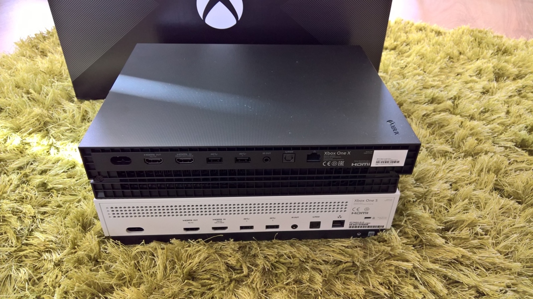 Xbox One X - test Porty s vzadu rovnak ako na Xbox One S, stle je tam aj HDMI. Chba samostatn Kinect port, kee ten u kon.