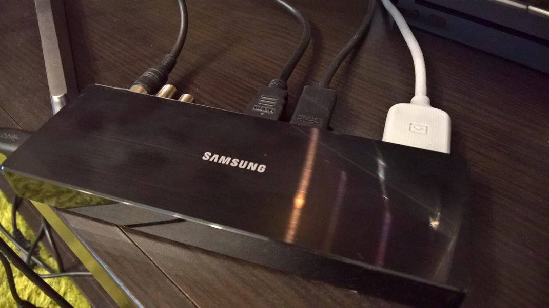 Samsung 55'' - UE55MU8002 Vetka kabel z TV je vyveden do externho boxu pre jednoduchie pripjanie zariaden.