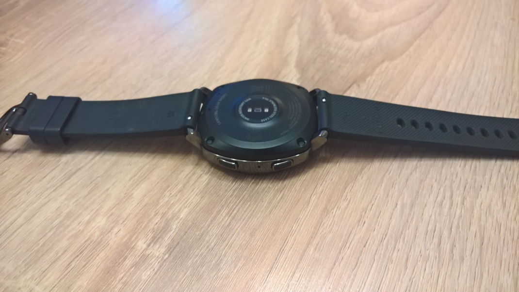 Samsung Gear Sport Hrbkou s na smart hodinky optimlne, dole njdete senzor tepu.