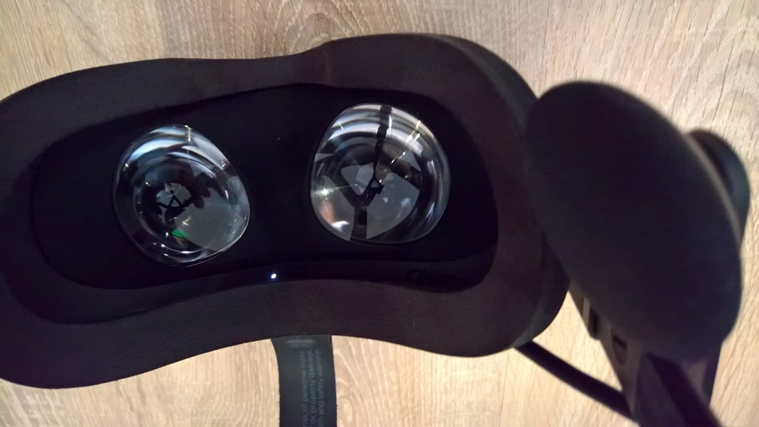 Oculus Rift + Oculus Touch Optika je kvalitn, nastaviten na rku o, len si dvajte pozor na krabance, pecilne ak pouvate dioptrick okuliare.
