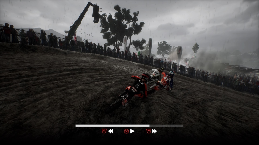MXGP 3 - The Official Motocross Videogame Niektor momentky vyzeraj zaujmavo, avak podobn chvle zaijete len obas.