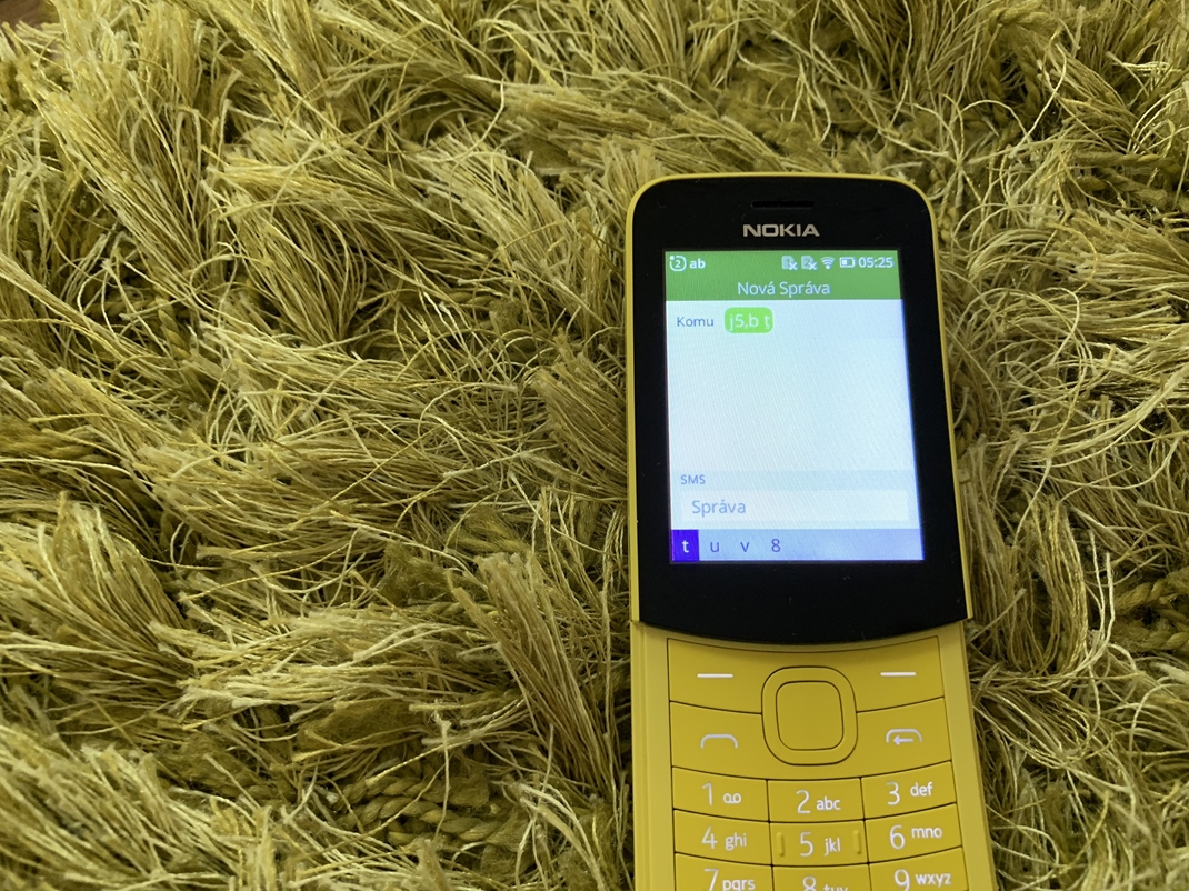 Nokia 8110 4G - banana phone Ak budete chcie klvesnicou nieo napsa, potrv to dlho.