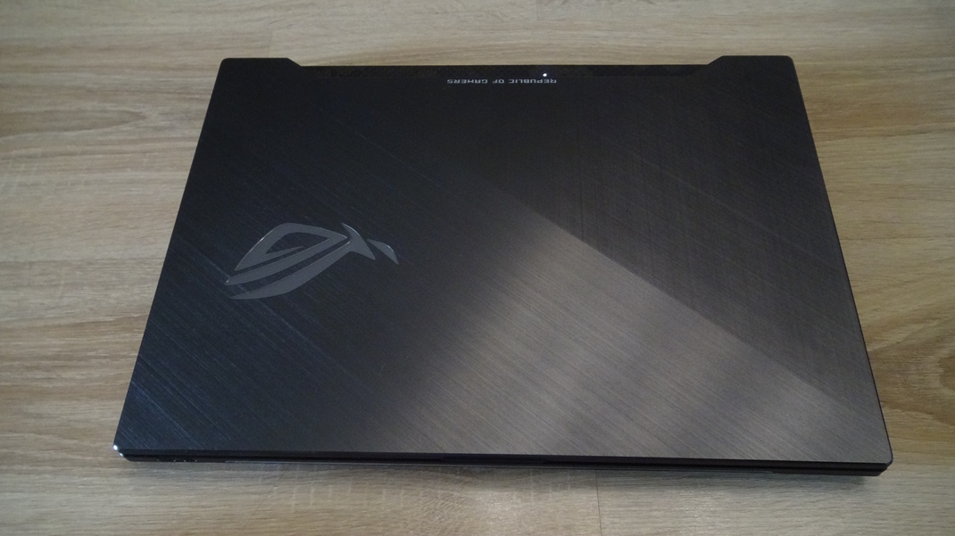 Asus ROG Strix Scar - GL504G Obal notebooku je plastov, ale pokryt textrou letenej ocele.