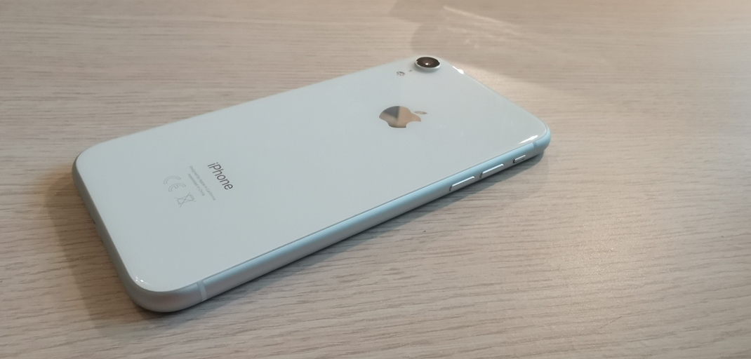 iPhone XR Dostanete ho v bielej a iernej, ale aj v alch pastelovch farbch. V bielej m hlinkov okraj bez farby.