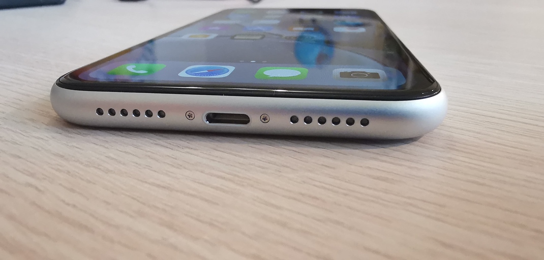 iPhone XR Apple v mobiloch stle pouva svoj Lighting port.