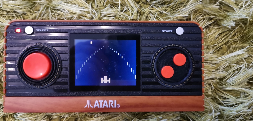 Atari Blaze Handheld Autka s pohadom zo zadu.