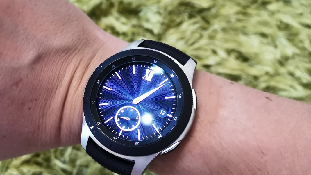 Samsung Galaxy Watch  Poda vekosti ruky si vyberte vekos hodiniek, mne 46mm verzia mierne pretala.