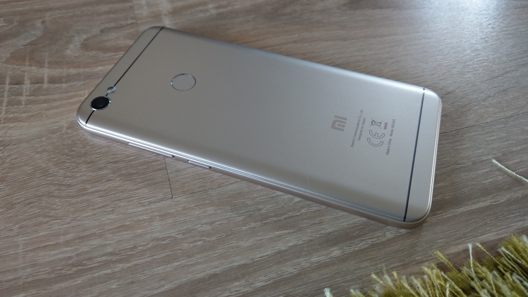 Xiaomi Redmi 5A Prime Zlat verzia je vizulne vemi pekn ako z jednej, tak aj druhej strany.
