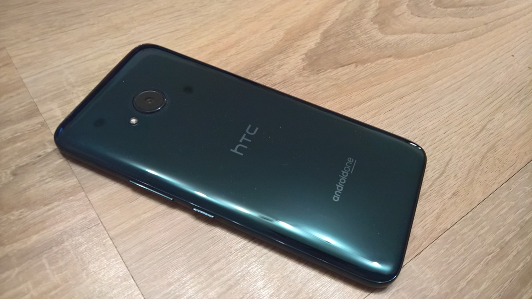 HTC U11 Life Zadn strana je v Brilliant black vemi pekn, aj ke na dotyk len plastov.